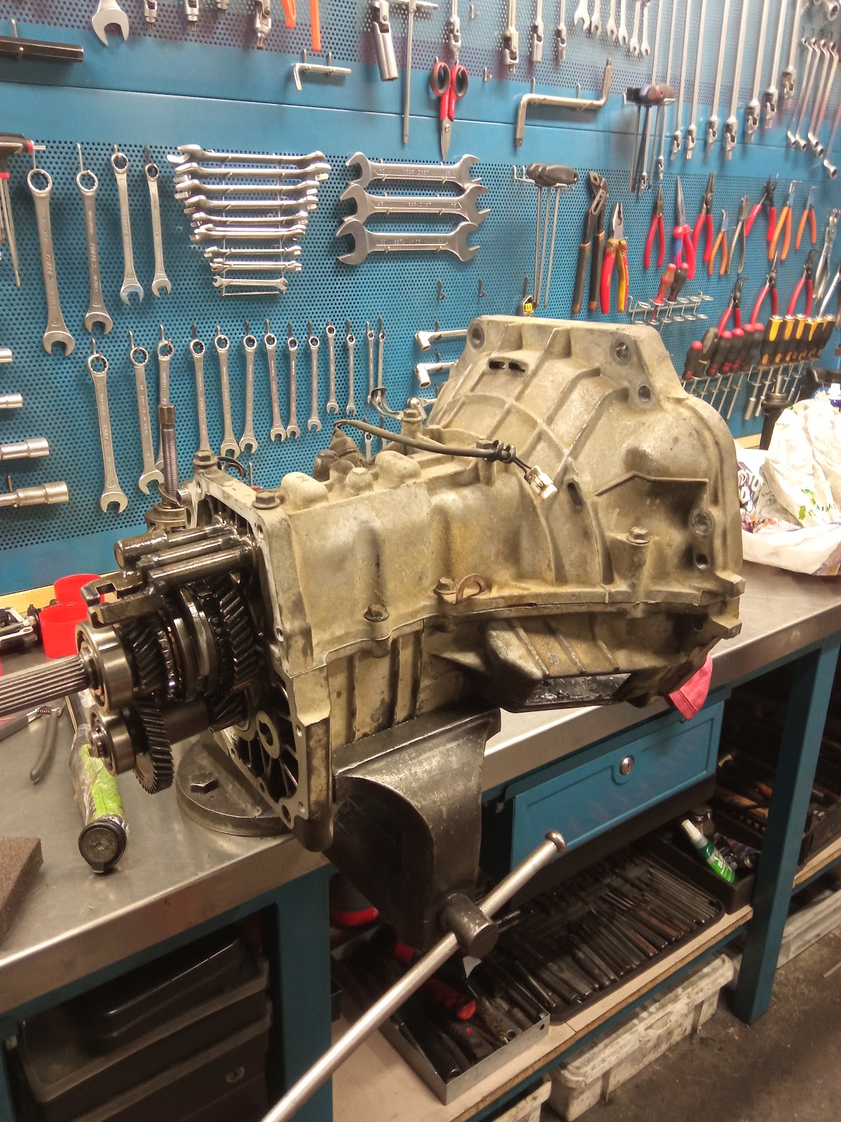 Banco di lavoro Servizio Autofficina con motore in fase di revisione