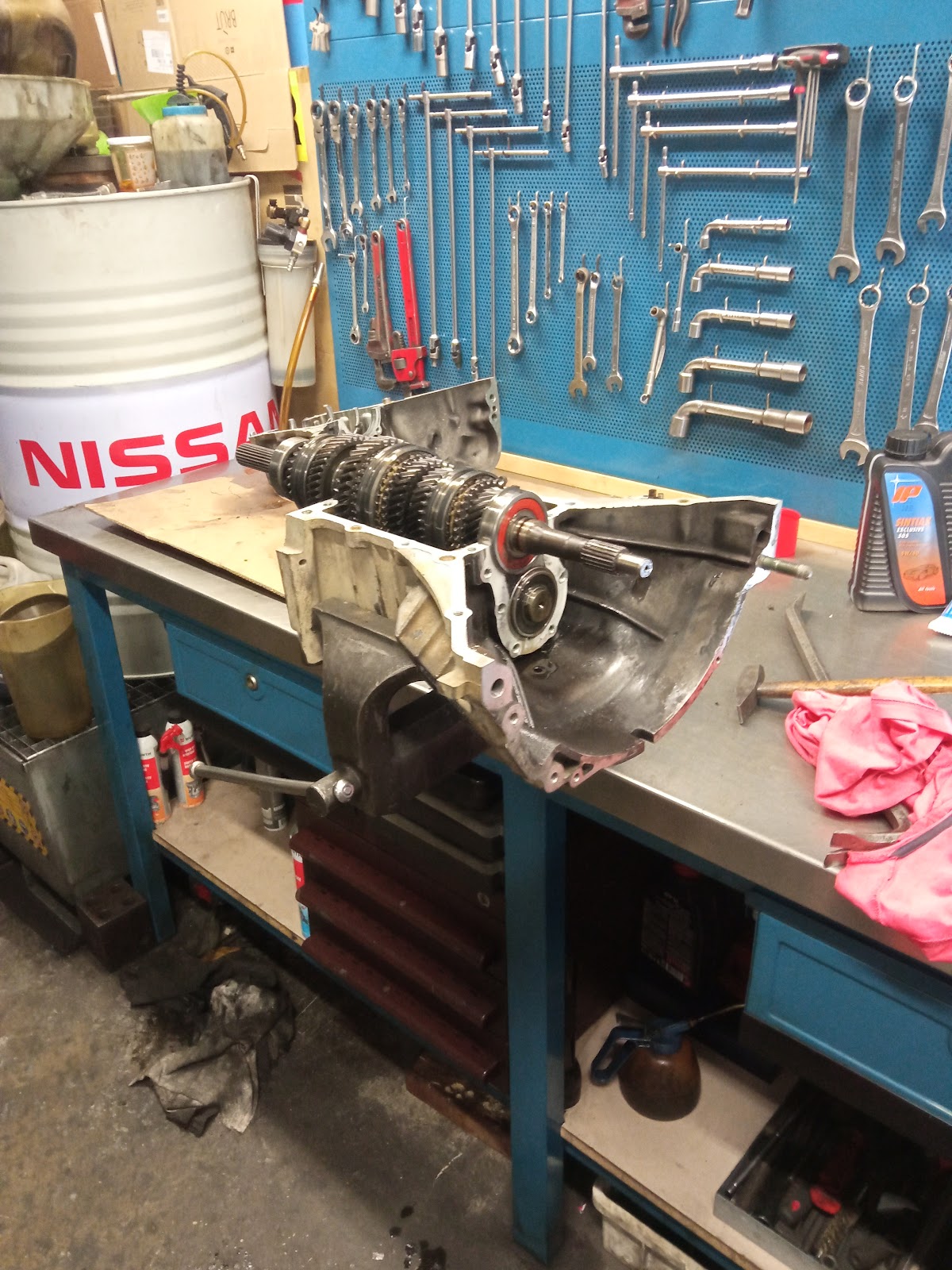 Cambio meccanico smontato sul banco di lavoro, attrezzatura professionale Servizio Autofficina