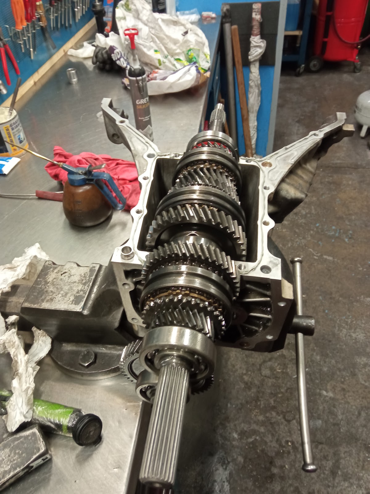 Dettaglio degli ingranaggi del cambio durante una riparazione